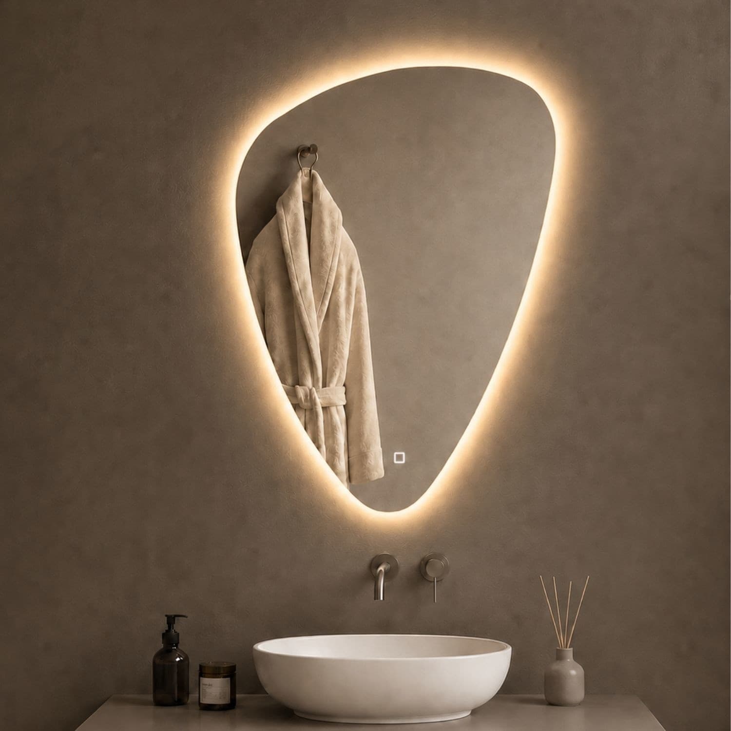 Specchio Triangolare Stondato Retroilluminato A Led In Pvc - 7