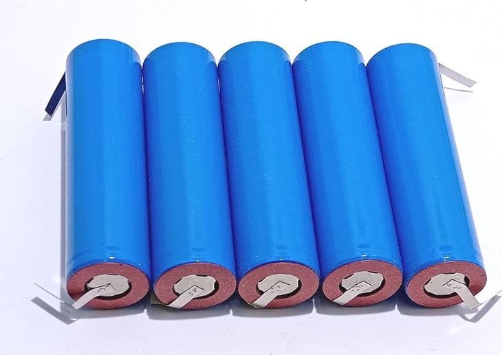 5 Batterie 18650 3,7V Litio 2200mAh Ricaricabile Paglietta Linguette Lamelle saldabili