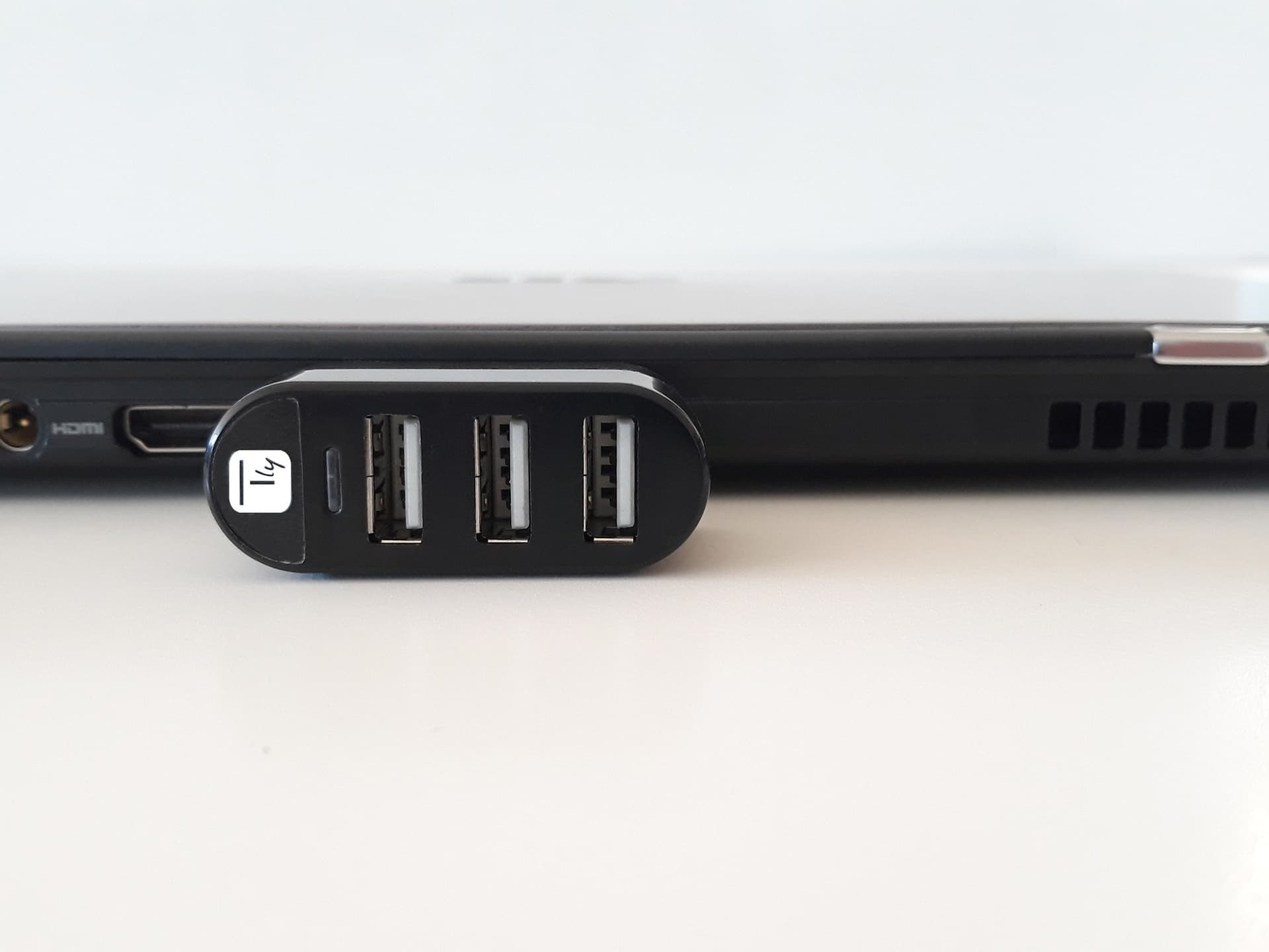 Mini Hub Rotante con 3 Porte USB 2.0 Nero - 9