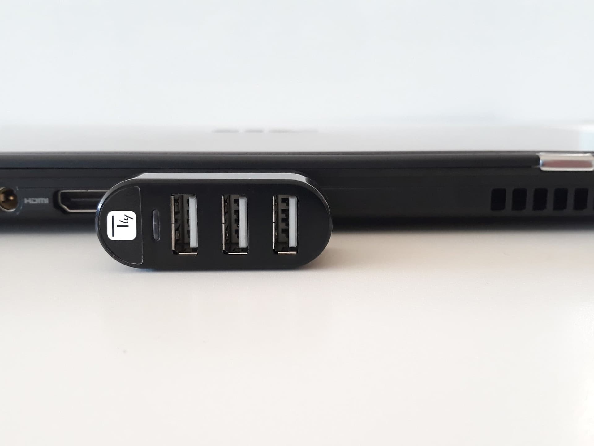 Mini Hub Rotante con 3 Porte USB 2.0 Nero - 13