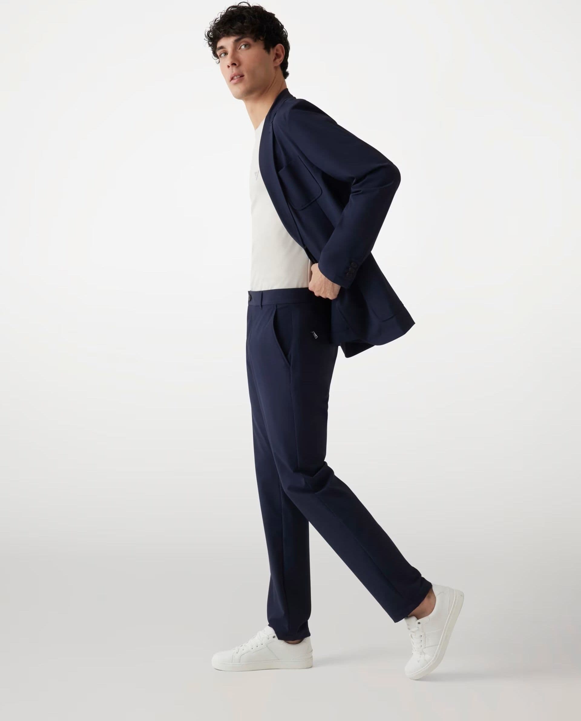 Blazer monopetto blu da uomo Guess Tyron con tasche e revers classico indossato