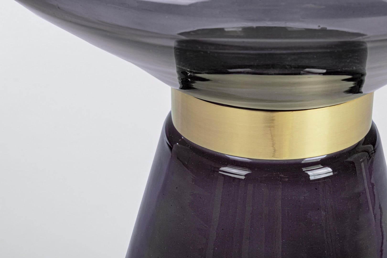 Tavolino "Azmin" in vetro con anello decorativo placcato ottone per arredamento in Console e tavoli da divano Decor Space - Altamura, commercioVirtuoso.it