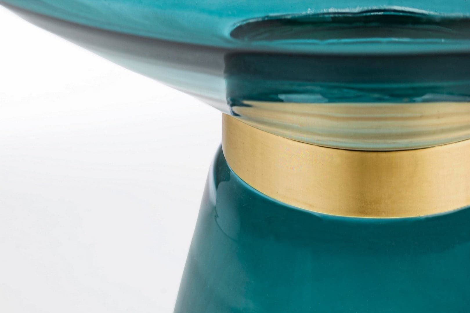Tavolino "Azmin" in vetro con anello decorativo placcato ottone per arredamento in Console e tavoli da divano Decor Space - Altamura, commercioVirtuoso.it