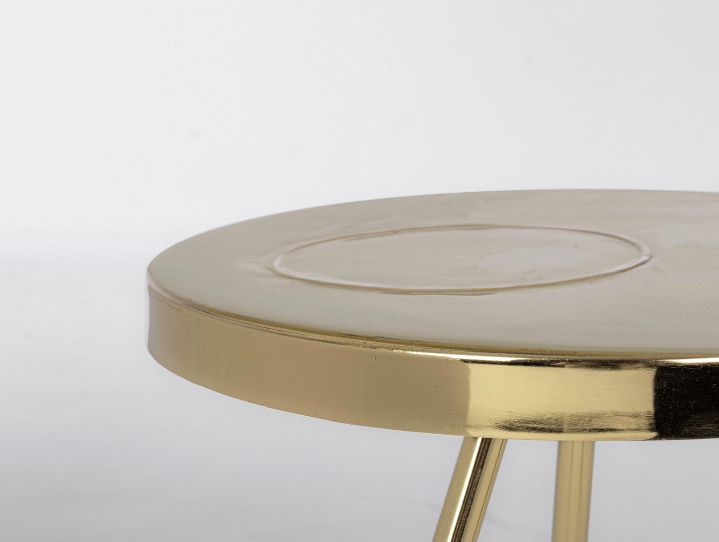 Tavolino "Kesar" struttura in acciaio e piano con finitura a smalto per arredamento in Console e tavoli da divano Decor Space - Altamura, commercioVirtuoso.it