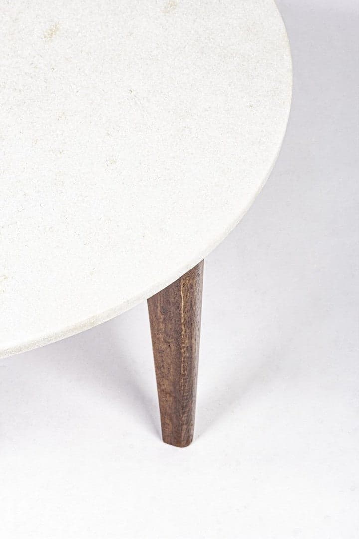 Tavolino "Sylvester" gambe in legno di mango e piano in marmo per interni in Console e tavoli da divano Decor Space - Altamura, commercioVirtuoso.it