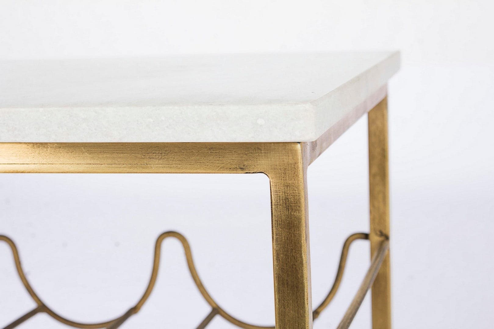 Tavolino "Marmol" con porta bottiglie struttura in acciaio e piano in marmo per interni in Console e tavoli da divano Decor Space - Altamura, commercioVirtuoso.it