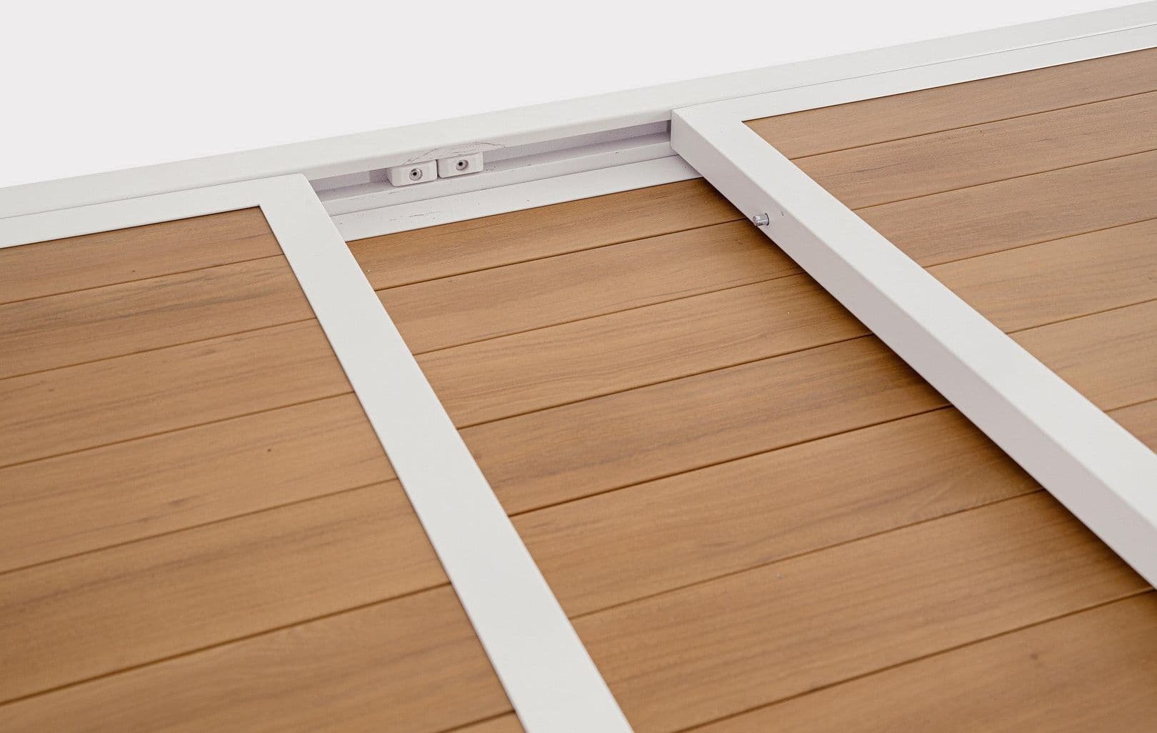 Tavolo "Hilija" struttura in alluminio verniciato a polvere piano effetto legno per arredo casa in Tavoli da sala da pranzo Decor Space - Altamura, commercioVirtuoso.it