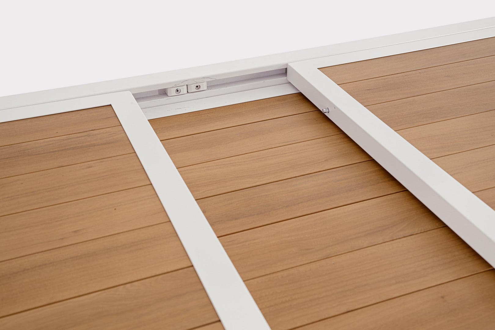 Tavolo "Hilija" struttura in alluminio verniciato a polvere piano effetto legno per arredo casa in Tavoli da sala da pranzo Decor Space - Altamura, commercioVirtuoso.it
