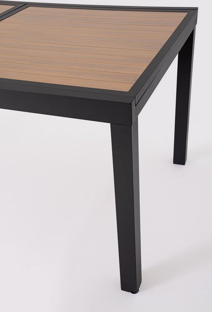 Tavolo "Hilija" struttura in alluminio verniciato a polvere piano effetto legno per arredo casa in Tavoli da sala da pranzo Decor Space - Altamura, commercioVirtuoso.it