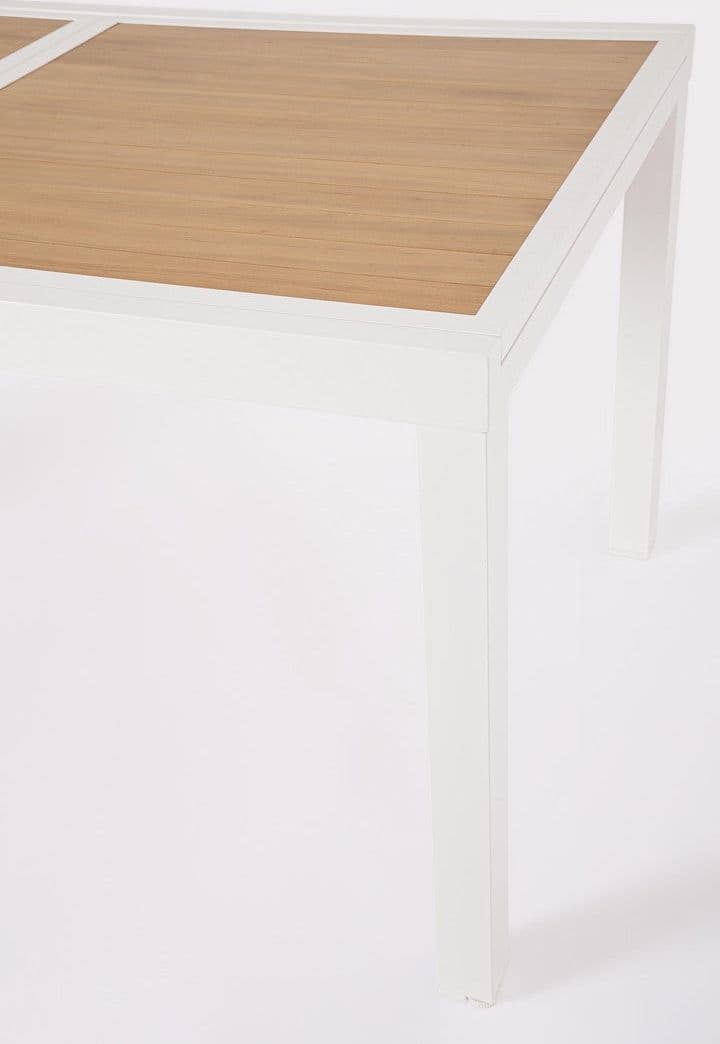 Tavolo "Hilija" struttura in alluminio verniciato a polvere piano effetto legno per arredo casa in Tavoli da sala da pranzo Decor Space - Altamura, commercioVirtuoso.it