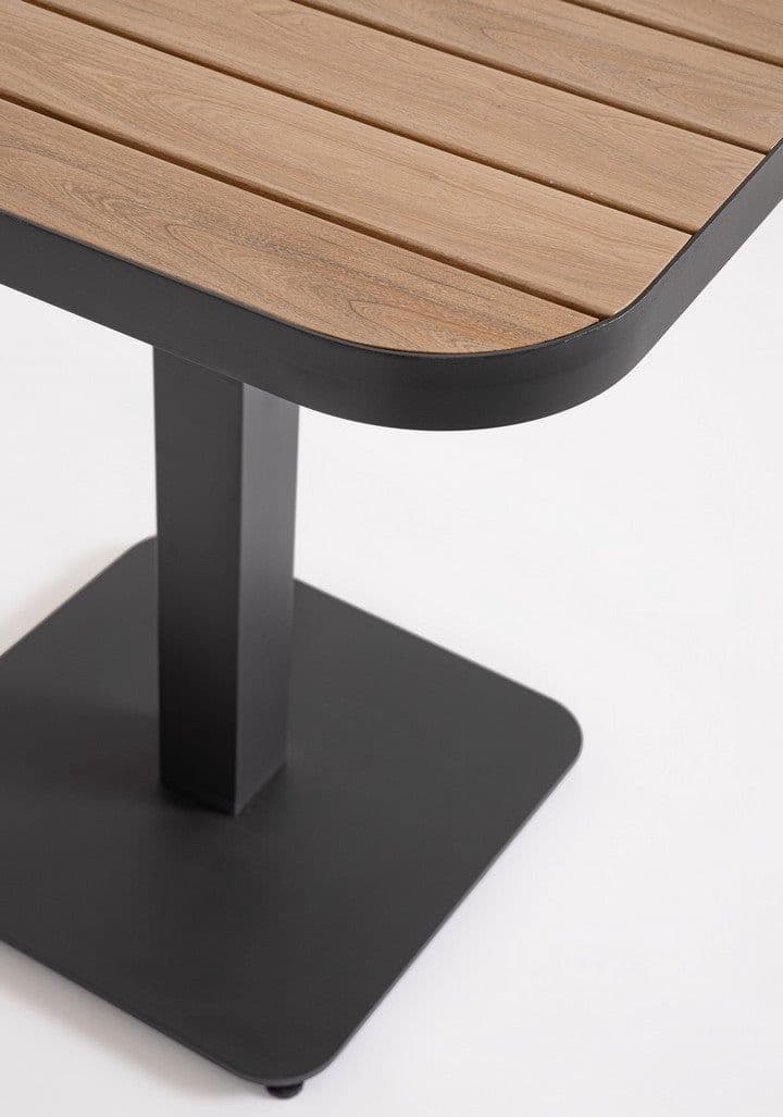 Tavolo "Belmar" struttura in alluminio verniciato a polvere piano effetto legno per arredo casa in Tavoli da sala da pranzo Decor Space - Altamura, commercioVirtuoso.it