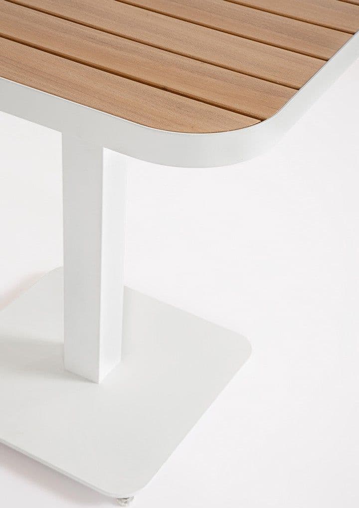 Tavolo "Belmar" struttura in alluminio verniciato a polvere piano effetto legno per arredo casa in Tavoli da sala da pranzo Decor Space - Altamura, commercioVirtuoso.it
