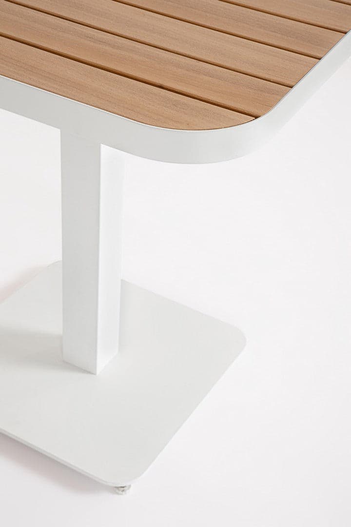 Tavolo "Belmar" struttura in alluminio verniciato a polvere piano effetto legno per arredo casa in Tavoli da sala da pranzo Decor Space - Altamura, commercioVirtuoso.it