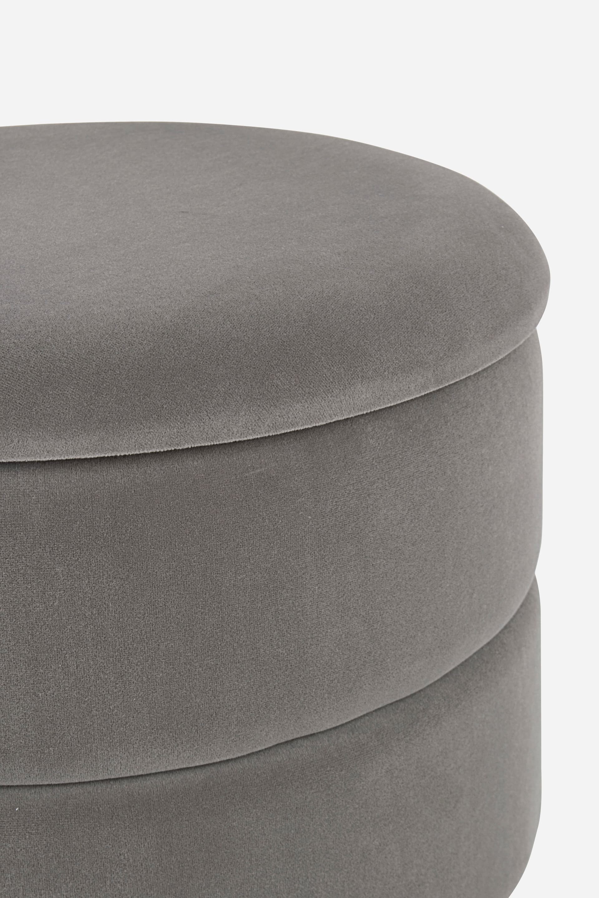 Pouf contenitore tondo con piede ottone "Pavlina" seduta in velluto arredamento moderno in Ottomane e poggiapiedi Decor Space - Altamura, commercioVirtuoso.it