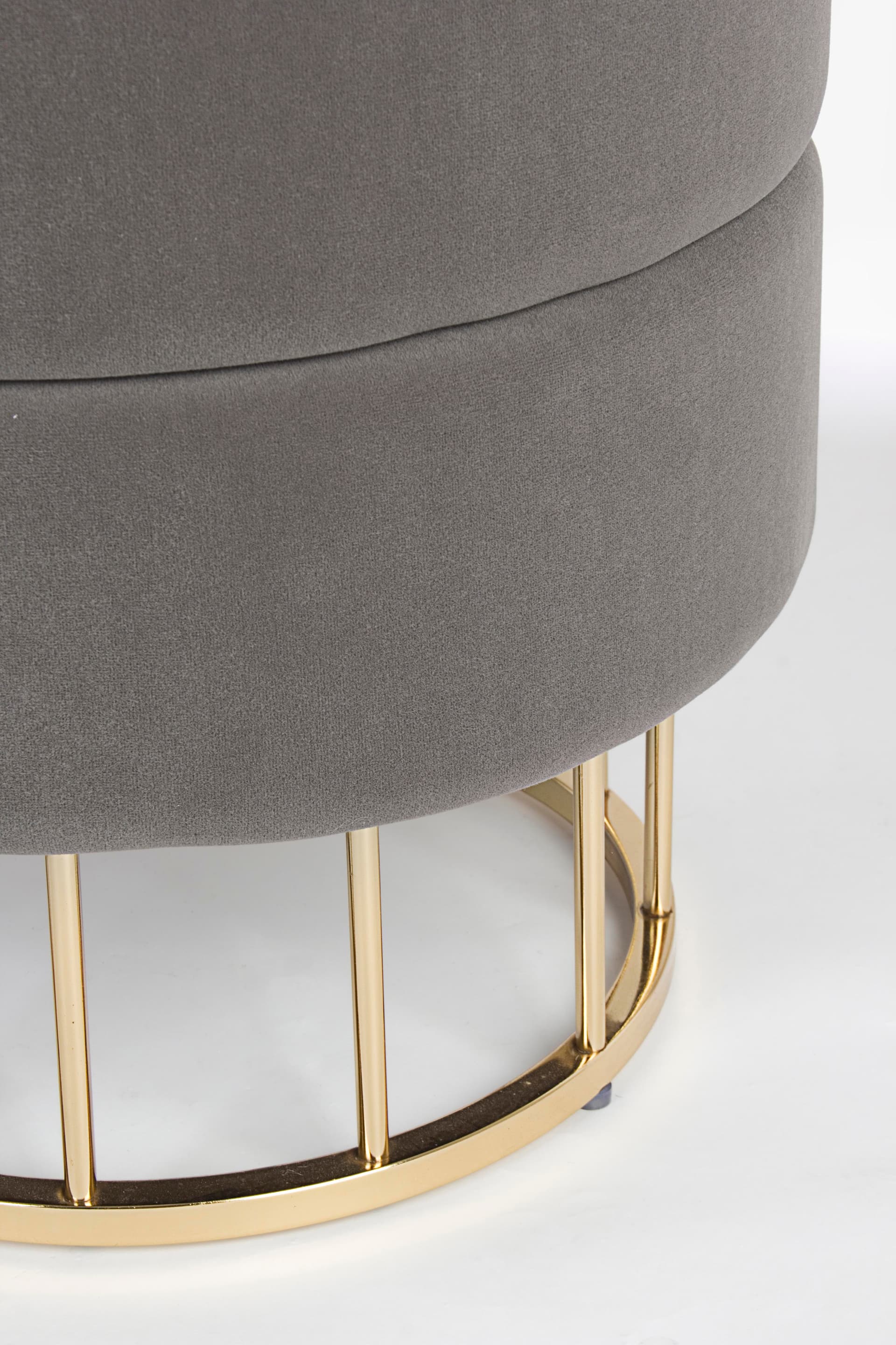 Pouf contenitore tondo con piede ottone "Pavlina" seduta in velluto arredamento moderno in Ottomane e poggiapiedi Decor Space - Altamura, commercioVirtuoso.it