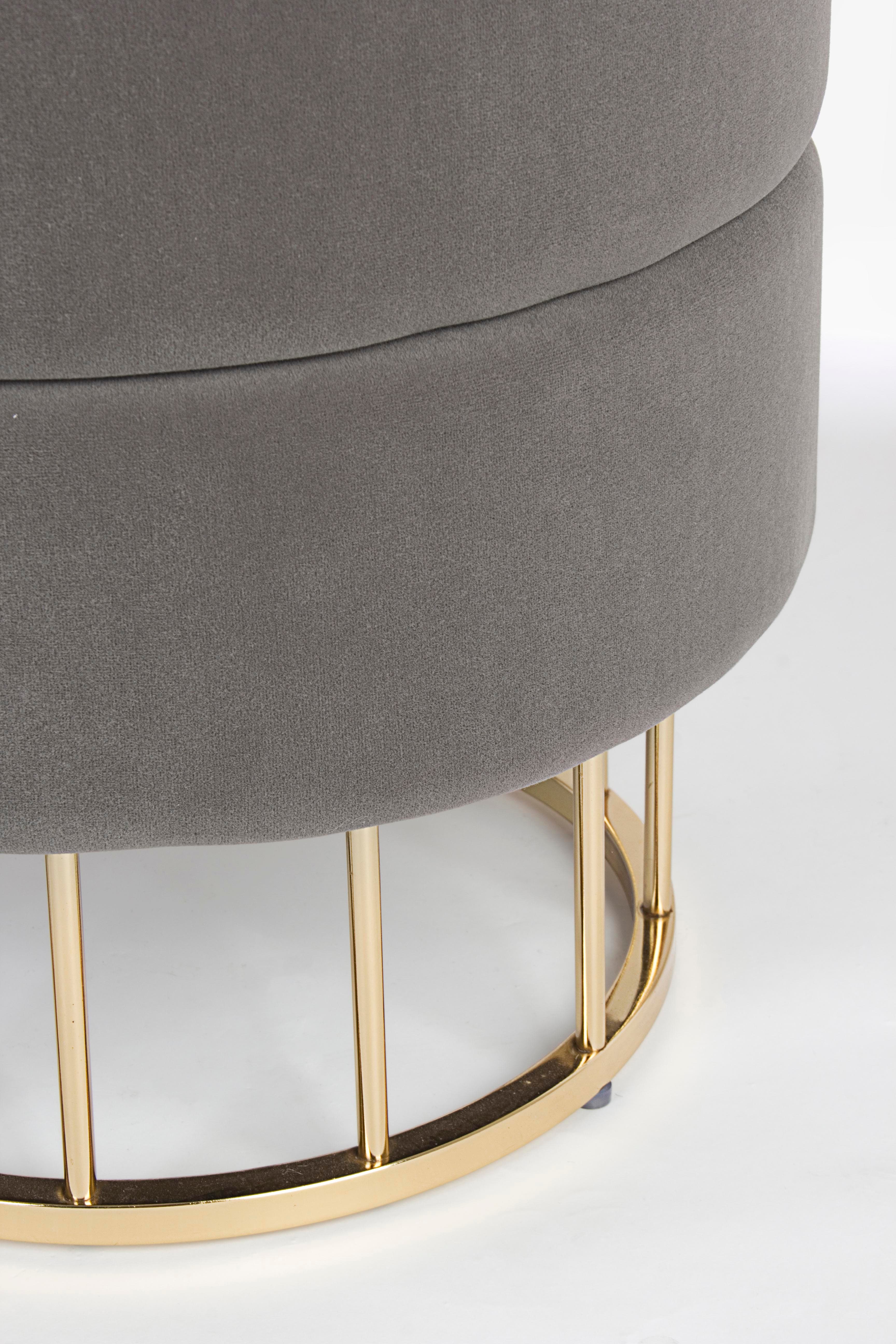 Pouf contenitore tondo con piede ottone "Pavlina" seduta in velluto arredamento moderno in Ottomane e poggiapiedi Decor Space - Altamura, commercioVirtuoso.it