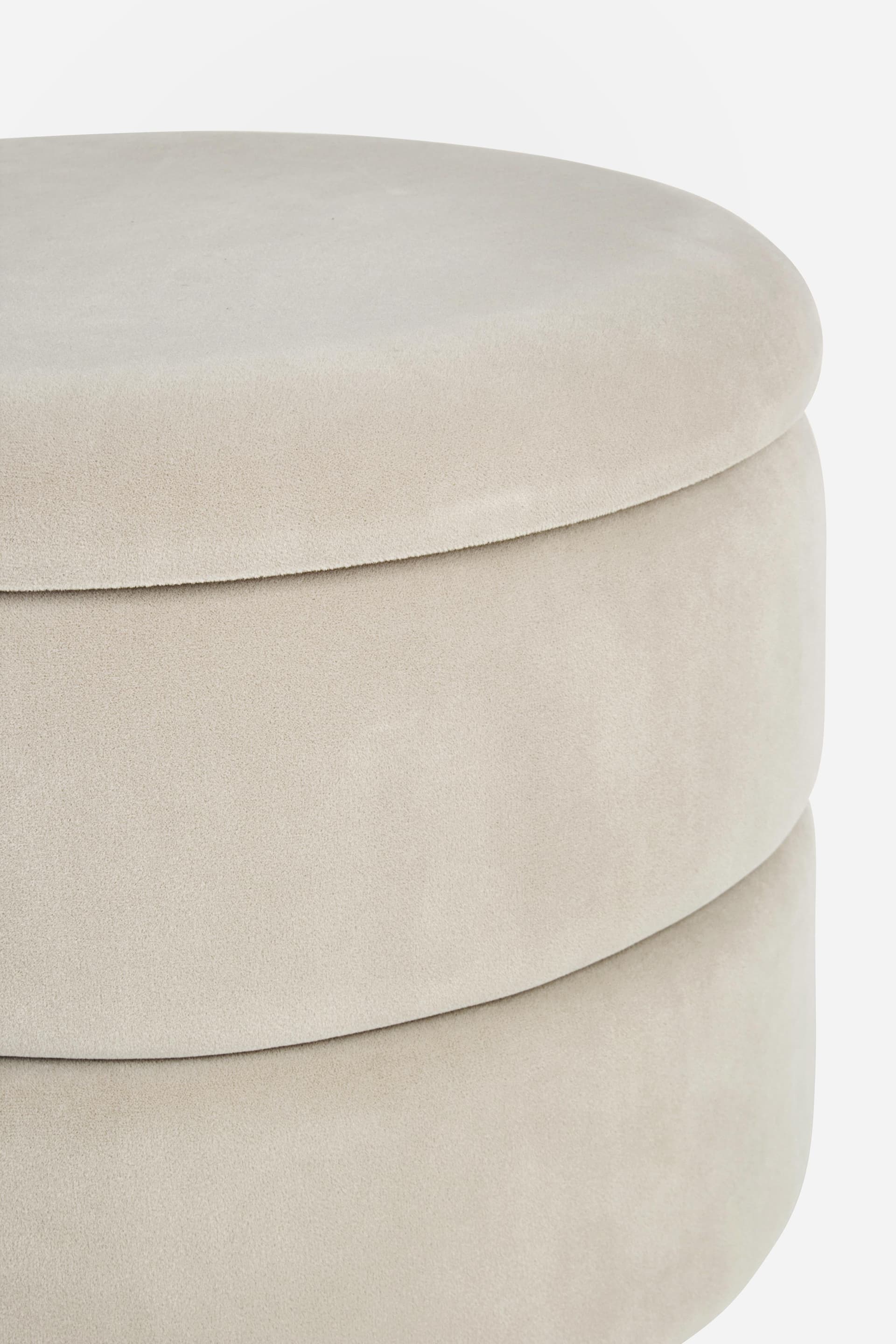 Pouf contenitore tondo con piede ottone "Pavlina" seduta in velluto arredamento moderno in Ottomane e poggiapiedi Decor Space - Altamura, commercioVirtuoso.it