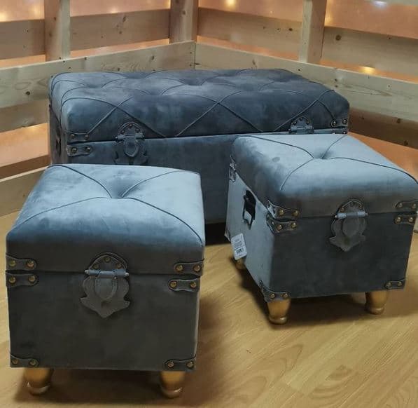 Set 3 Pouf contenitori in velluto per arredamento moderno Bauli con piedi in legno h 33 cm in Ottomane e poggiapiedi Decor Space - Altamura, commercioVirtuoso.it