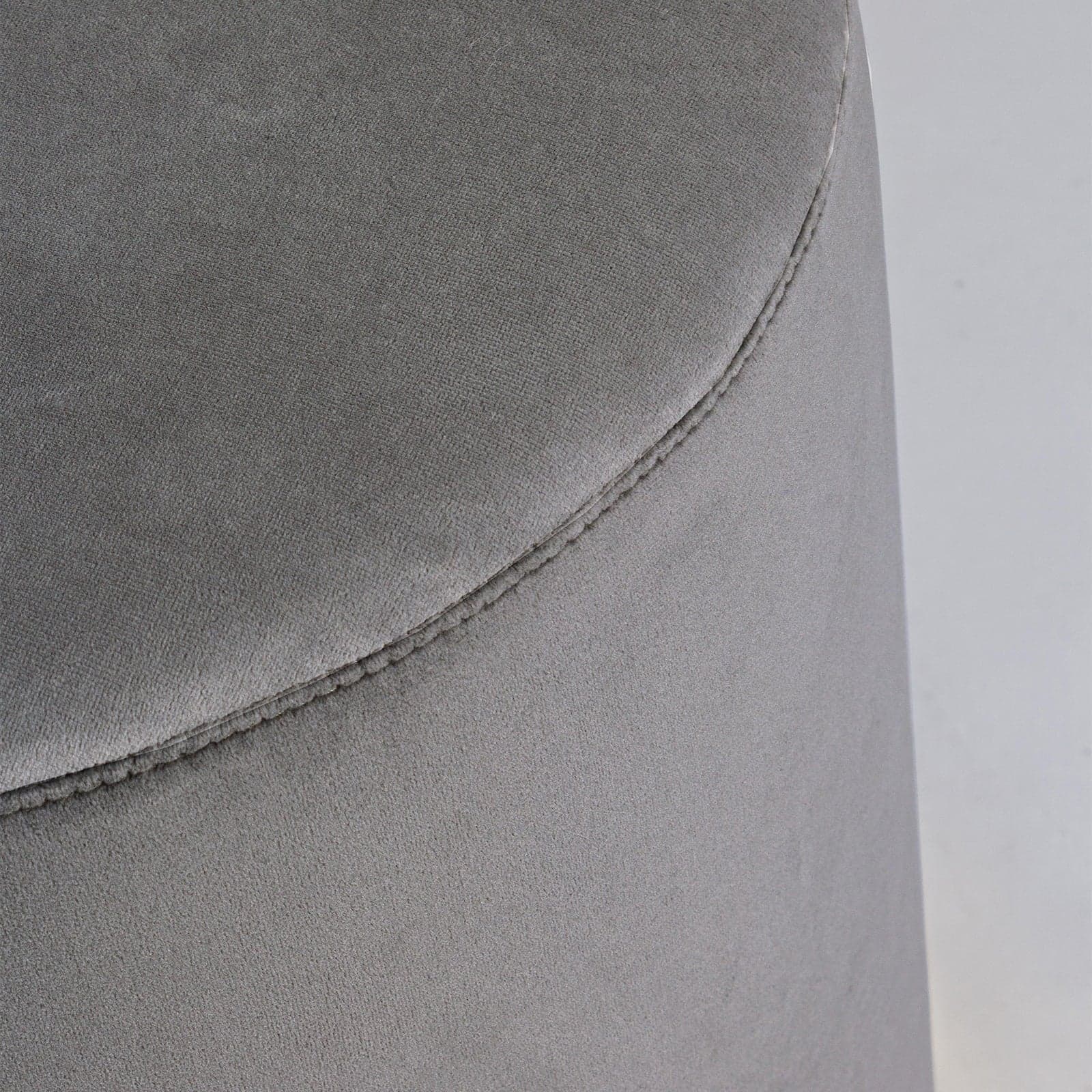 Pouf "Lucilla" in velluto anticato h 40 cm arredamento per salotto moderno in Ottomane e poggiapiedi Decor Space - Altamura, commercioVirtuoso.it