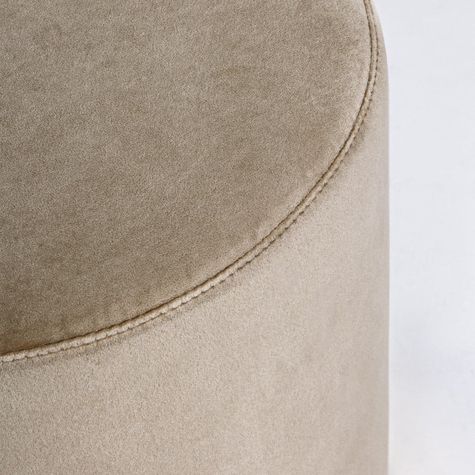 Pouf "Lucilla" in velluto anticato h 40 cm arredamento per salotto moderno in Ottomane e poggiapiedi Decor Space - Altamura, commercioVirtuoso.it