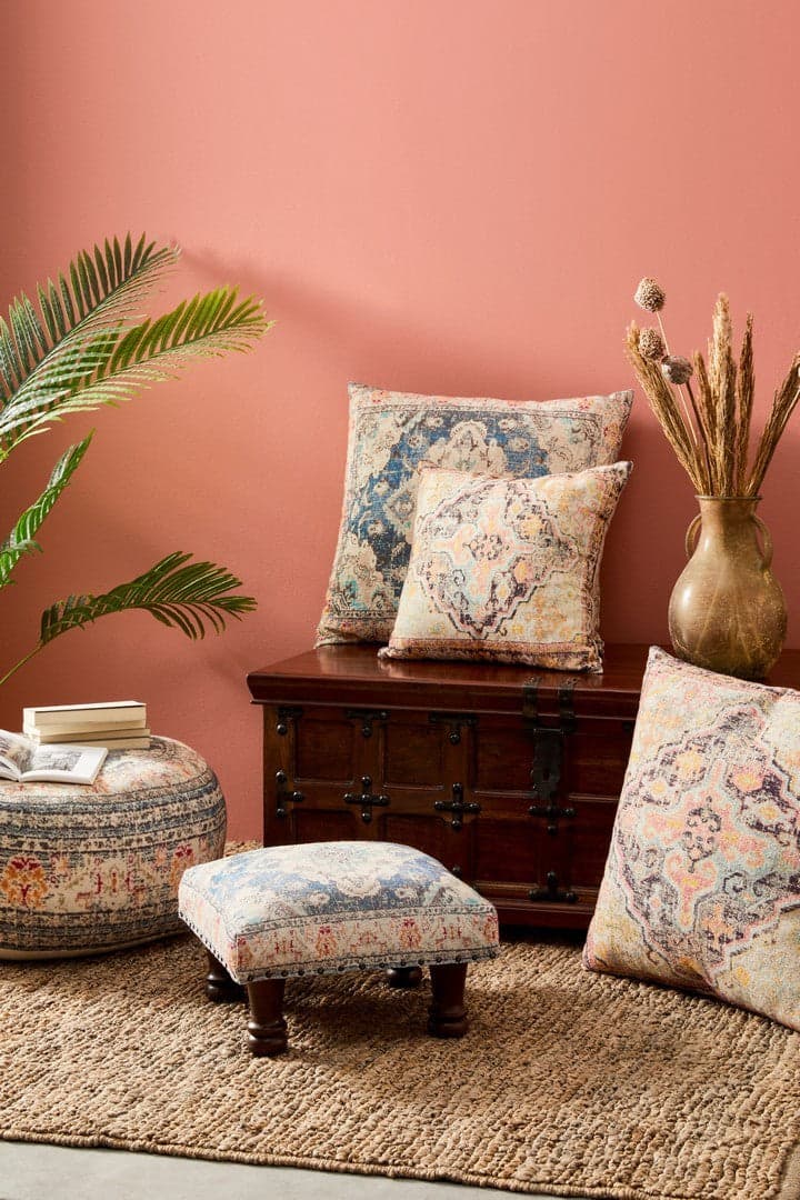 Poltrona Pouf "Tamil" per interno, con struttura in legno mango e rivestimento in cotone da 40x40x25cm in Ottomane e poggiapiedi Decor Space - Altamura, commercioVirtuoso.it