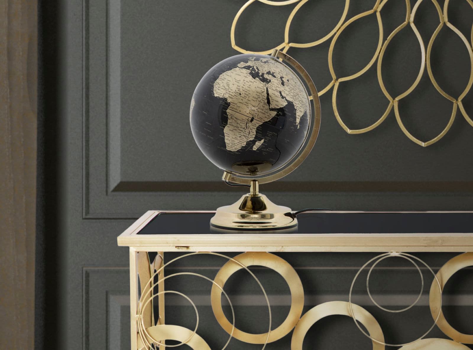 Mappamondo girevole con luce base in metallo per decorazione interni h 38 cm in Mappamondi Decor Space - Altamura, commercioVirtuoso.it