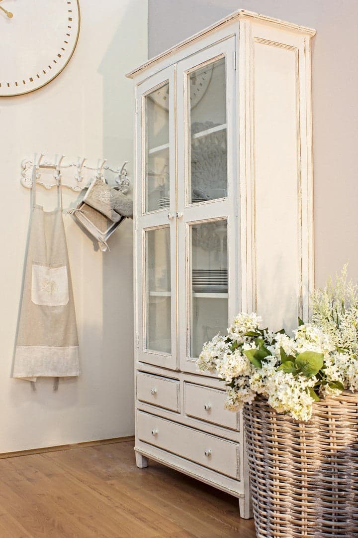 Vetrina "Colette" da 2 ante e 3 cassetti con struttura in legno di mango massiccio da 90 x 38 x 185 cm in Vetrinette Decor Space - Altamura, commercioVirtuoso.it