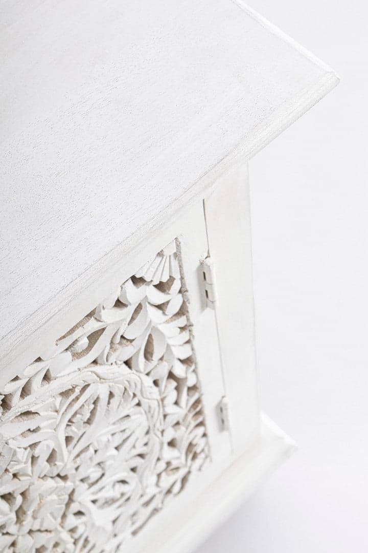 Comodino "Alinta" per camera, Struttura In Legno Di Mango Con Ante Intarsiate A Mano, Schienale In Mdf in Comodini Decor Space - Altamura, commercioVirtuoso.it