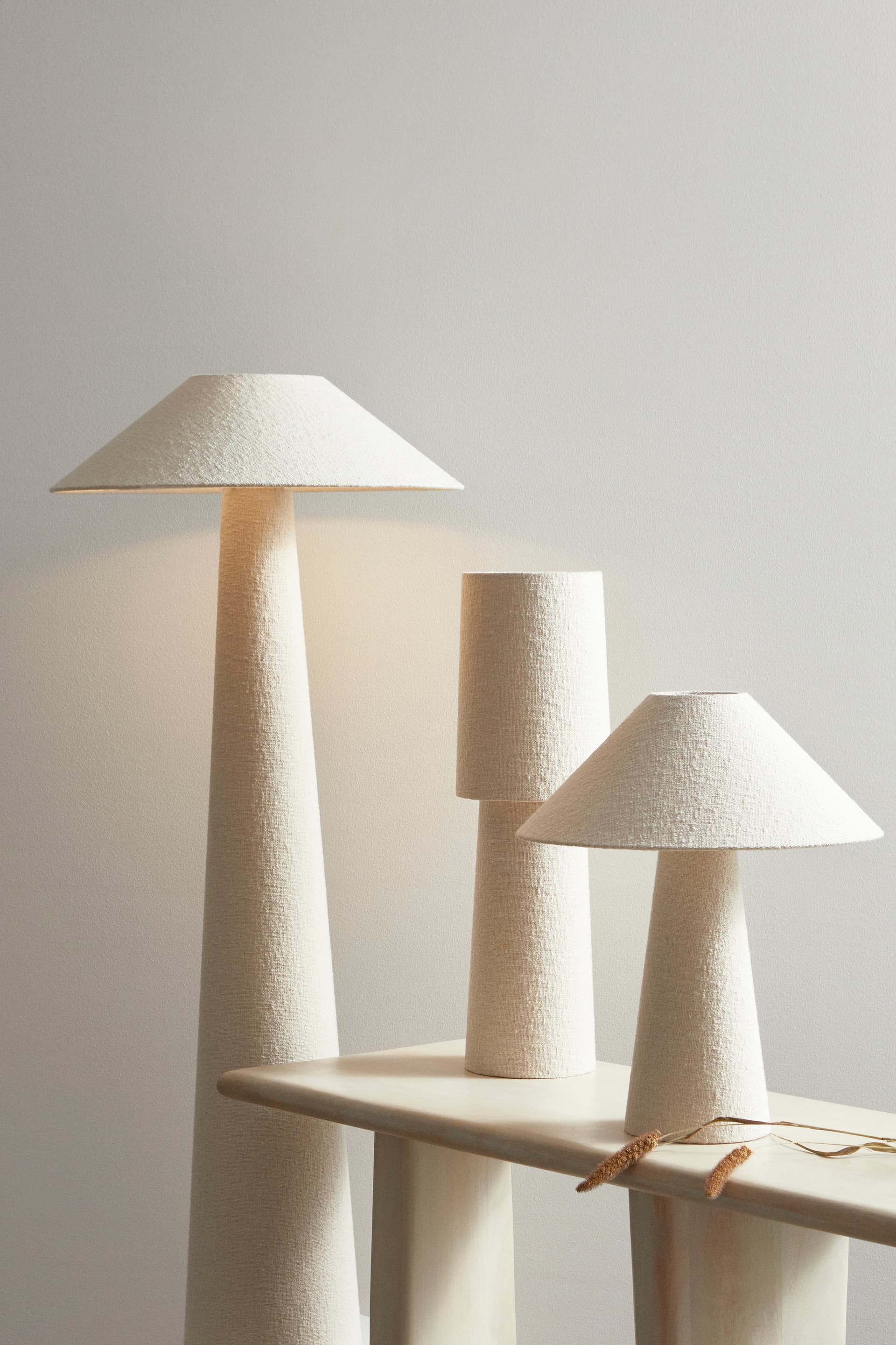 Lampada da tavolo "Lamki" in tessuto boucle h 58 cm in Lampade da tavolo e abat-jour Decor Space - Altamura, commercioVirtuoso.it
