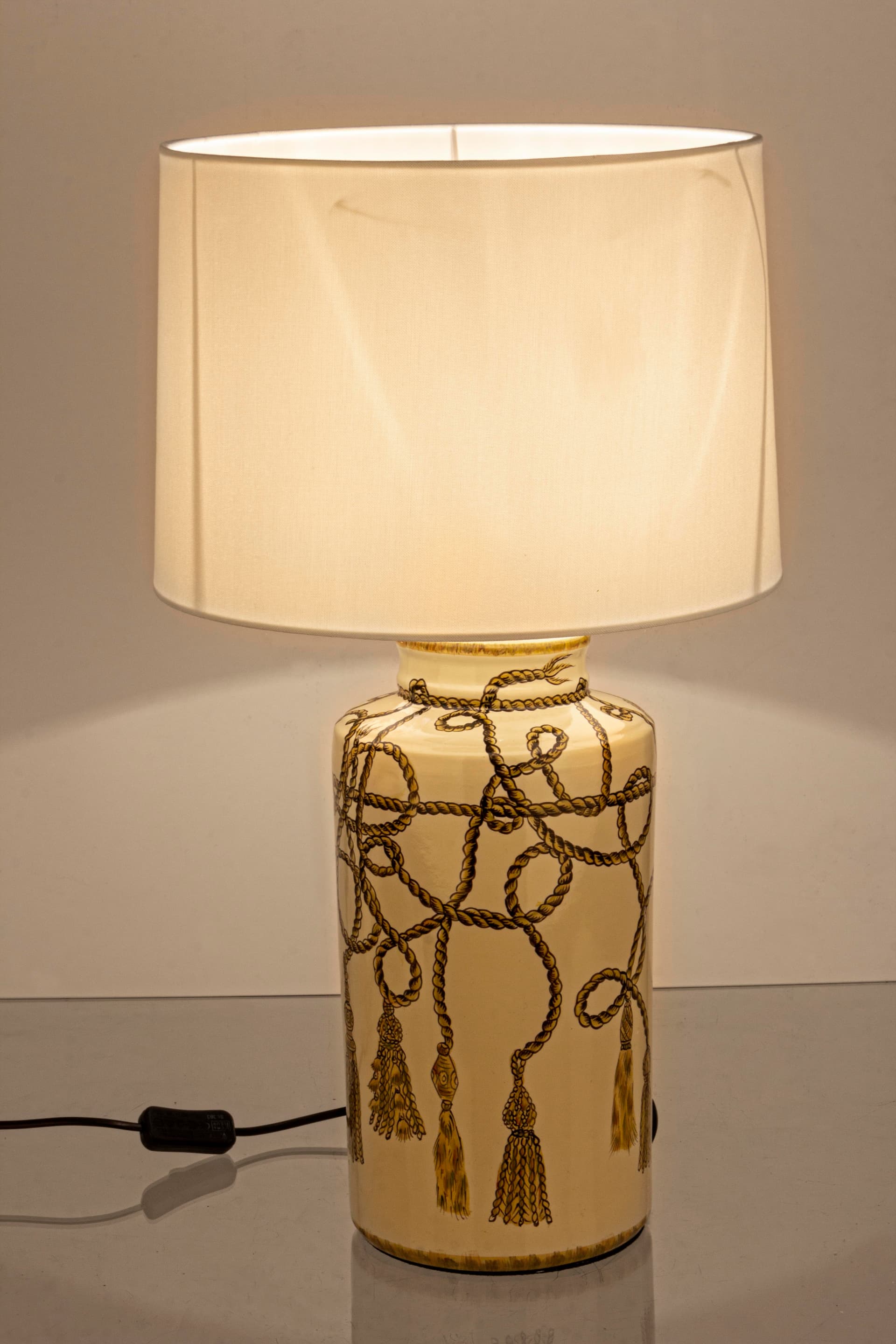 Lampada da tavolo "Nappa" in porcellana e poliestere h 63 cm in Lampade da tavolo e abat-jour Decor Space - Altamura, commercioVirtuoso.it