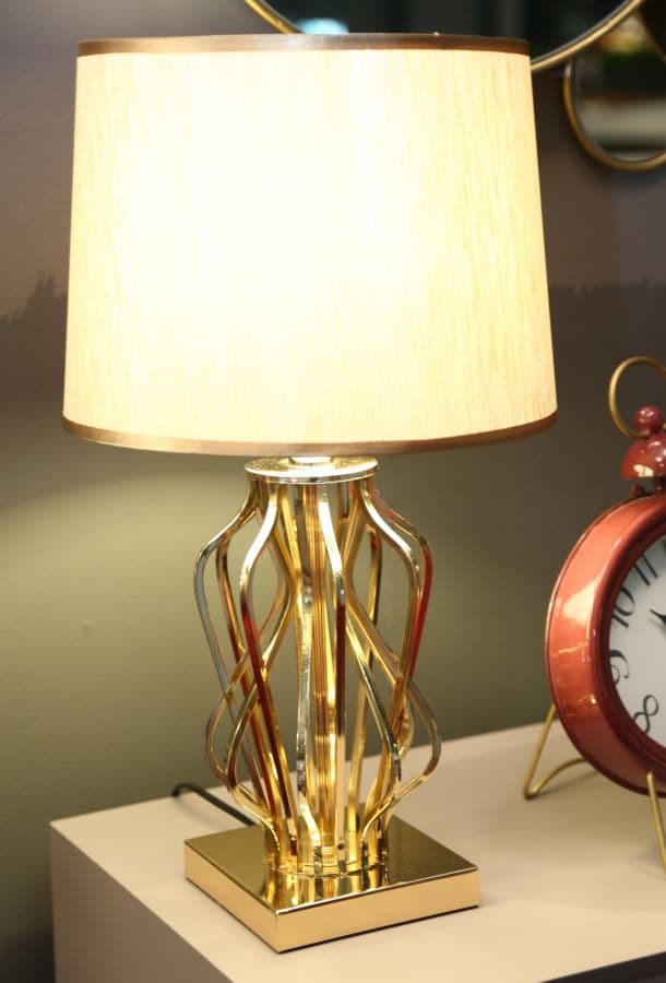 Lampada struttura in metallo e poliestere colore crema e oro per interni in Lampade da terra Decor Space - Altamura, commercioVirtuoso.it
