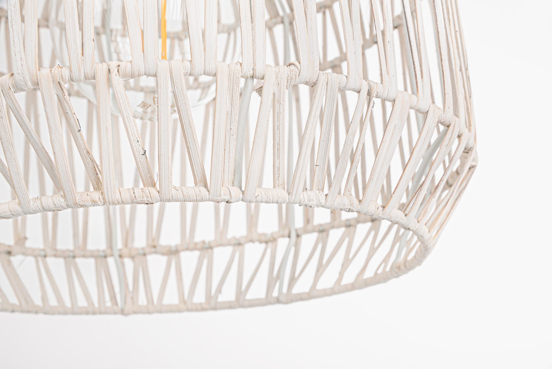 Lampadario "Altek" bianco in metallo e vimine d 28.5 cm in Lampade a sospensione Decor Space - Altamura, commercioVirtuoso.it