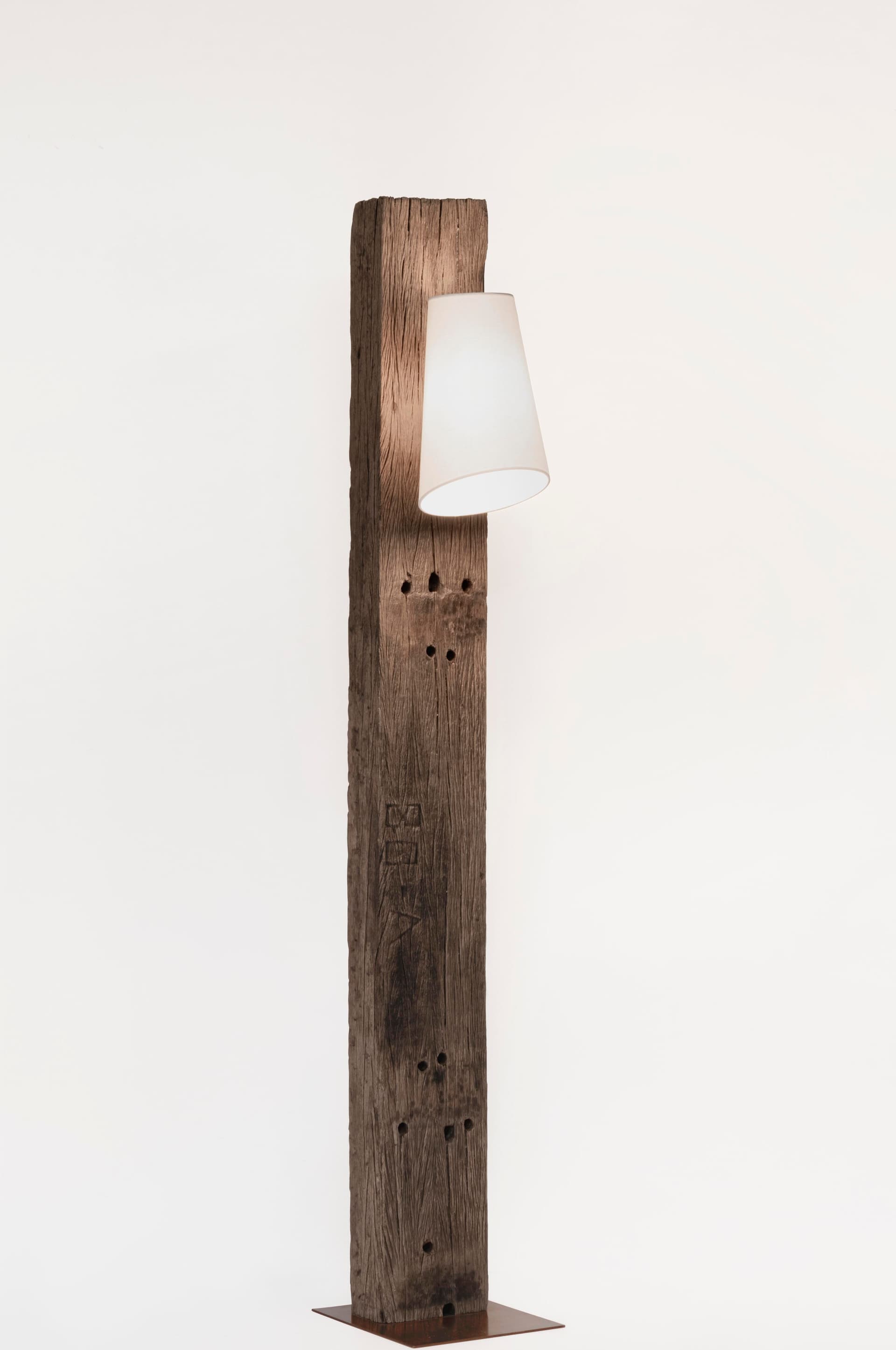Piantana cocoon ottone-bianco in legno di teak riciclato h 200 in Lampade da terra Decor Space - Altamura, commercioVirtuoso.it