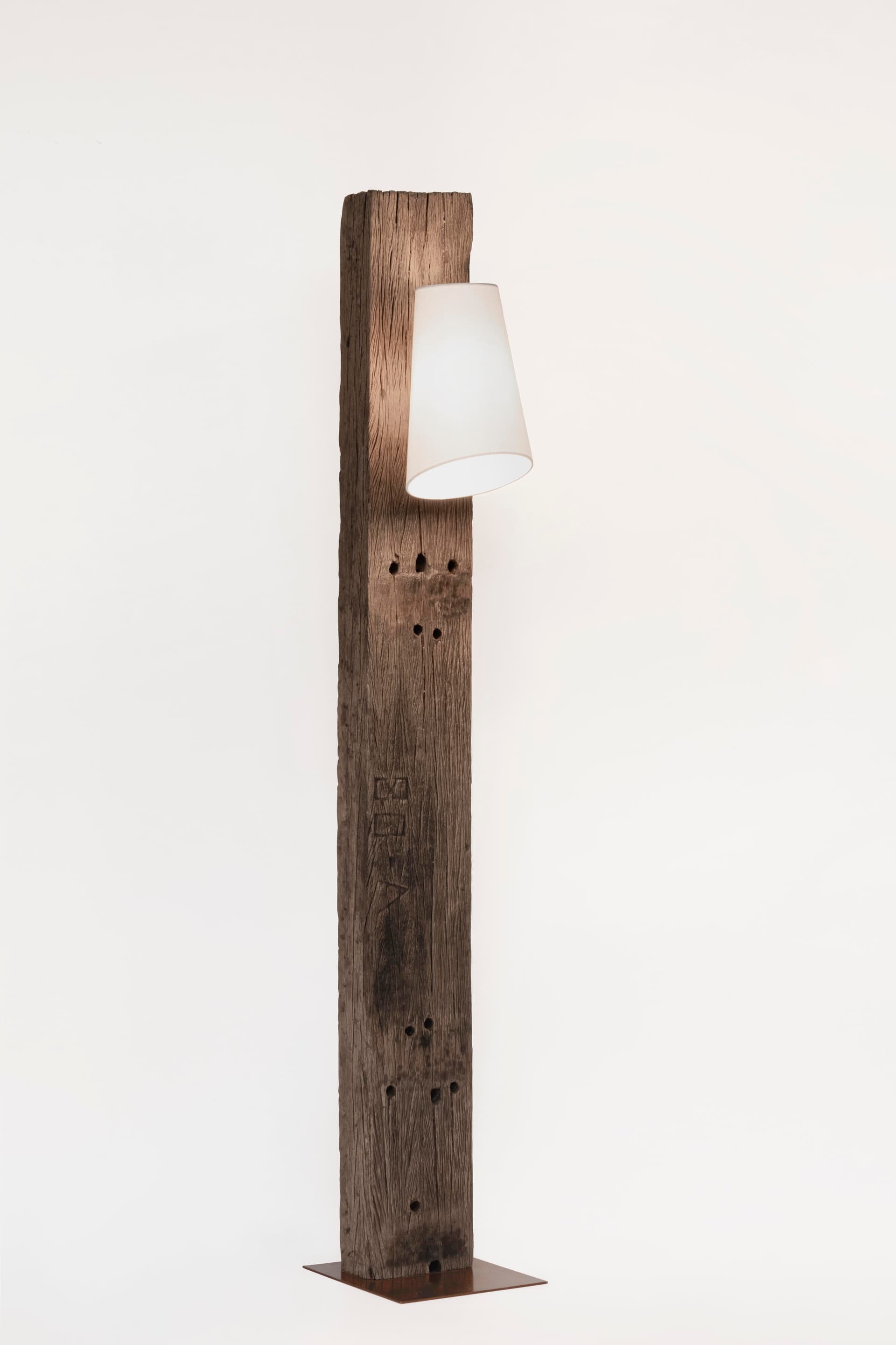 Piantana cocoon ottone-bianco in legno di teak riciclato h 200 in Lampade da terra Decor Space - Altamura, commercioVirtuoso.it