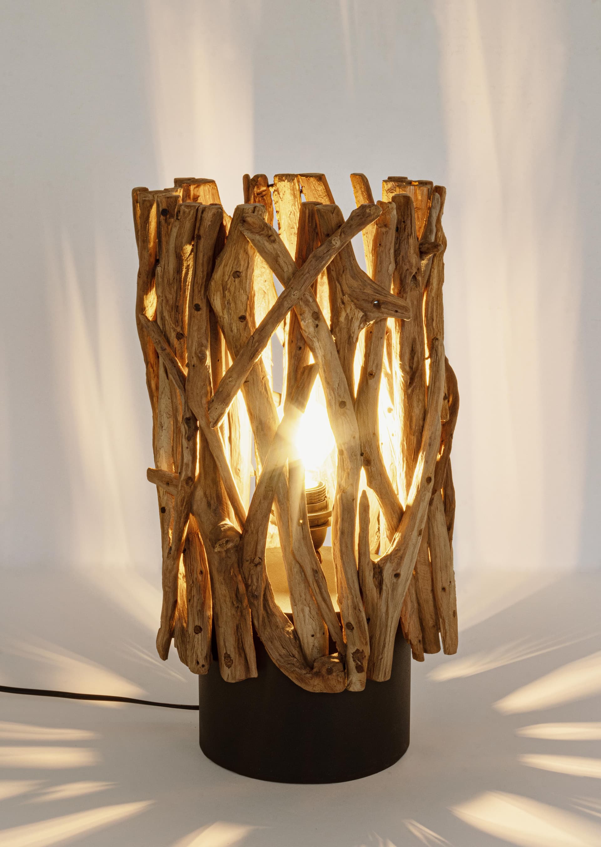 Lampada da tavolo "Ace" in legno di teak riciclato h 50 cm in Lampade da tavolo e abat-jour Decor Space - Altamura, commercioVirtuoso.it