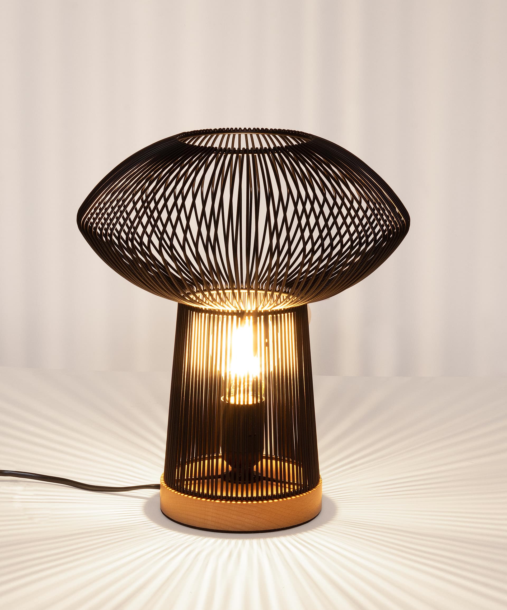 Lampada da tavolo "Ciad" in metallo e legno di faggio h 31,5 cm in Lampade da tavolo e abat-jour Decor Space - Altamura, commercioVirtuoso.it