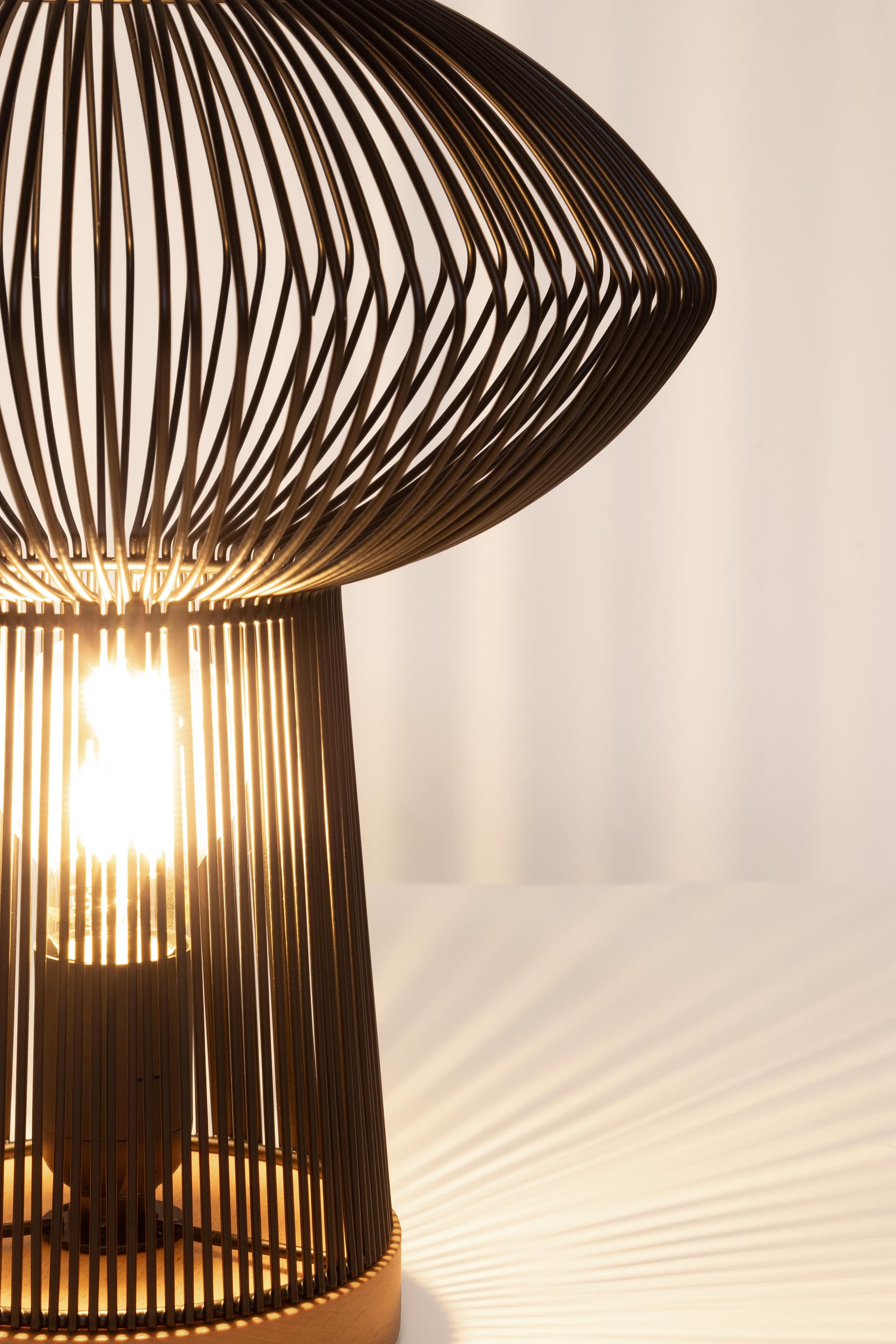 Lampada da tavolo "Ciad" in metallo e legno di faggio h 31,5 cm in Lampade da tavolo e abat-jour Decor Space - Altamura, commercioVirtuoso.it