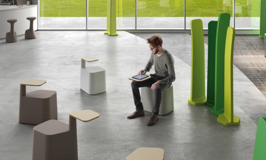 Sgabello "Sat" struttura in polietilene per esterno in Ottomane Decor Space - Altamura, commercioVirtuoso.it