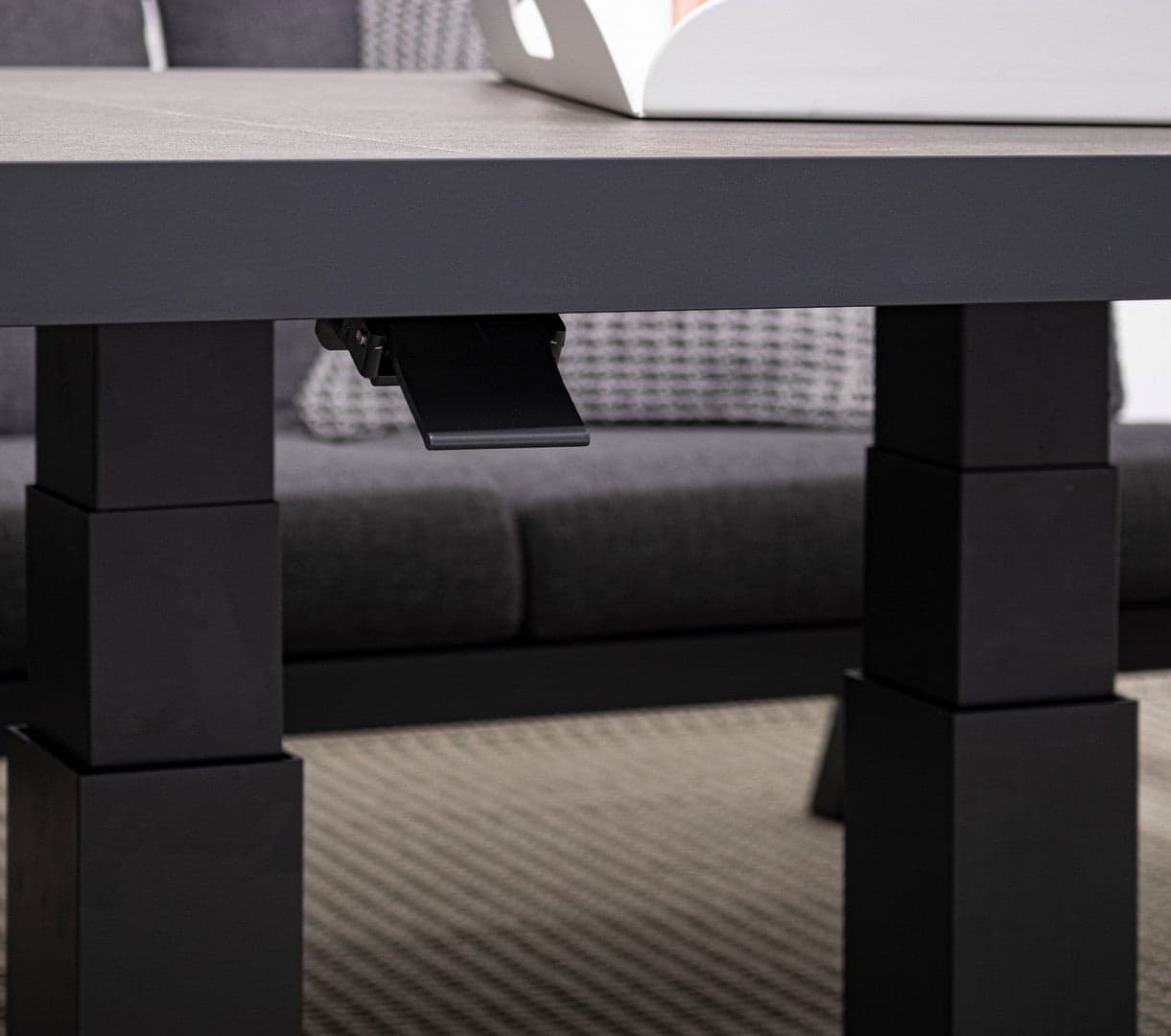 Tavolino "Truman" con struttura in alluminio, con piano in ceramica, altezza regolabile - 40