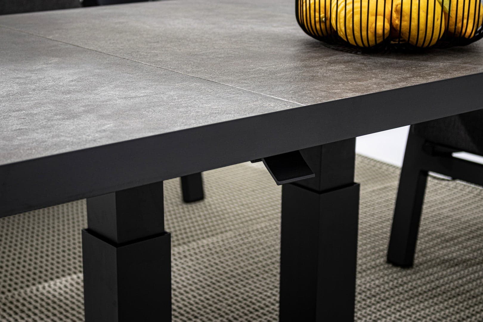 Tavolino "Truman" con struttura in alluminio, con piano in ceramica, altezza regolabile - 41