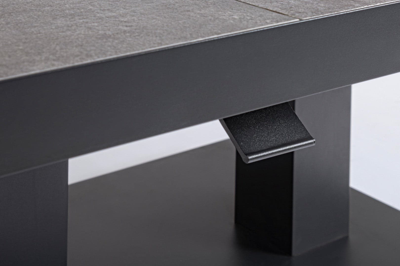 Tavolino "Truman" con struttura in alluminio, con piano in ceramica, altezza regolabile - 42