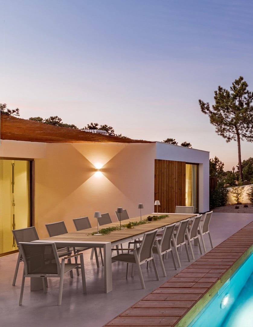 Poltrona "Cameron" da esterno in alluminio verniciato a polvere con dettagli in Teak in Sedie per tavolo da giardino Decor Space - Altamura, commercioVirtuoso.it