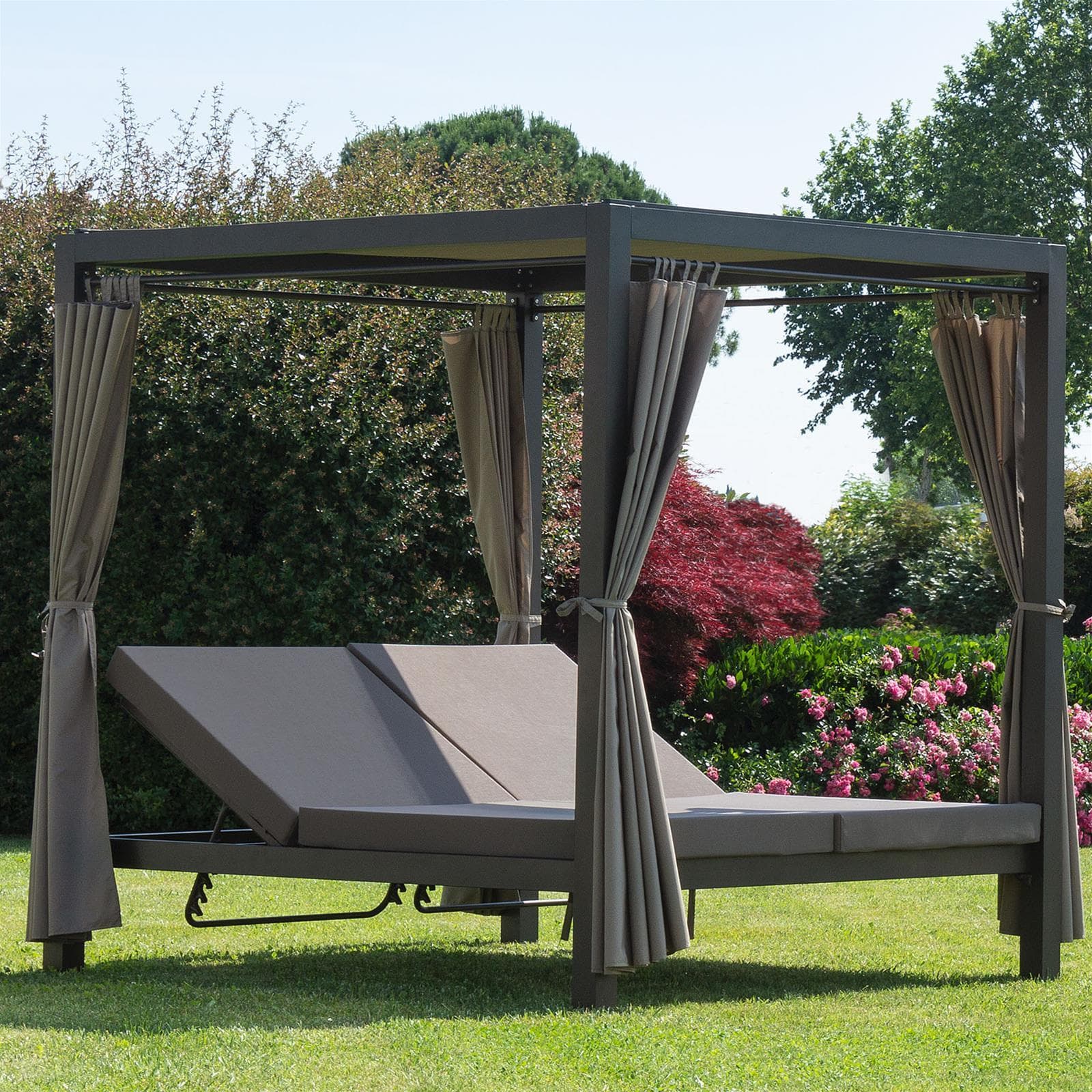 Lettino "Daybed Dream" prendisole ad isola per giardino e piscina, baldacchino reclinabile con tende in Lettini Decor Space - Altamura, commercioVirtuoso.it