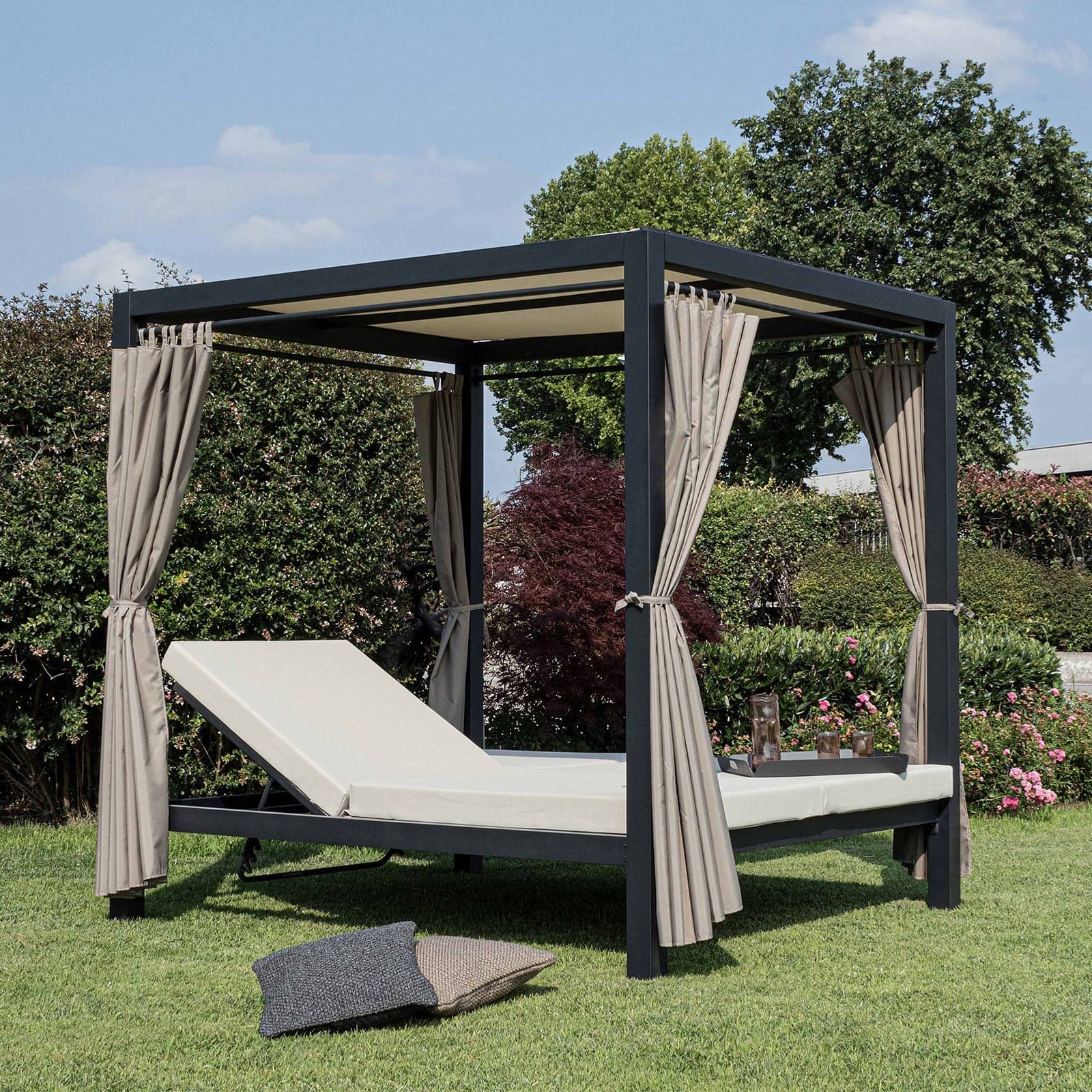 Lettino "Daybed Dream" prendisole ad isola per giardino e piscina, baldacchino reclinabile con tende in Lettini Decor Space - Altamura, commercioVirtuoso.it
