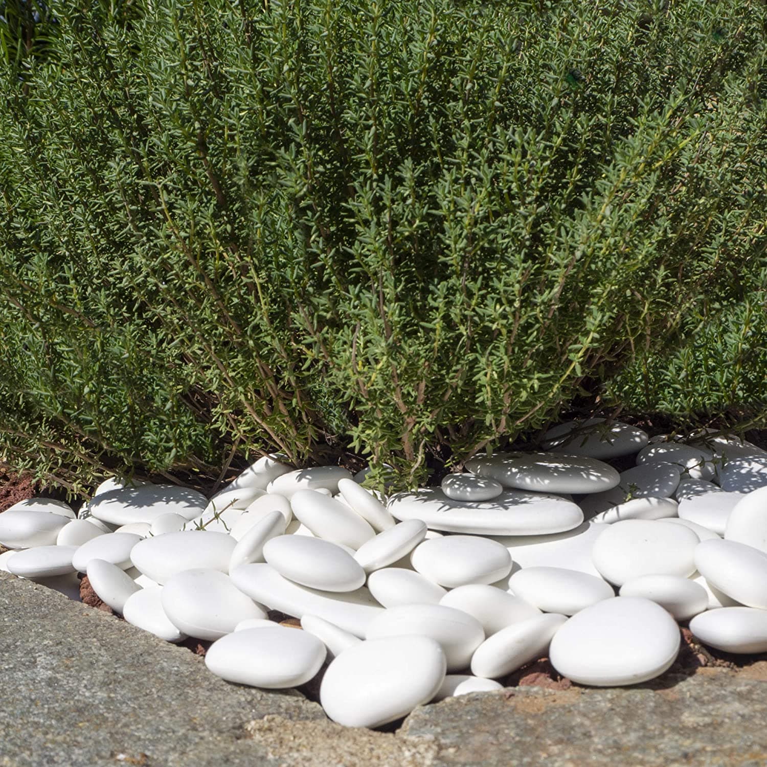 Sassi decorativi in plastica riciclata "re-pebbles" ciottoli antiusura da esterno ed interno in Universale Decor Space - Altamura, commercioVirtuoso.it