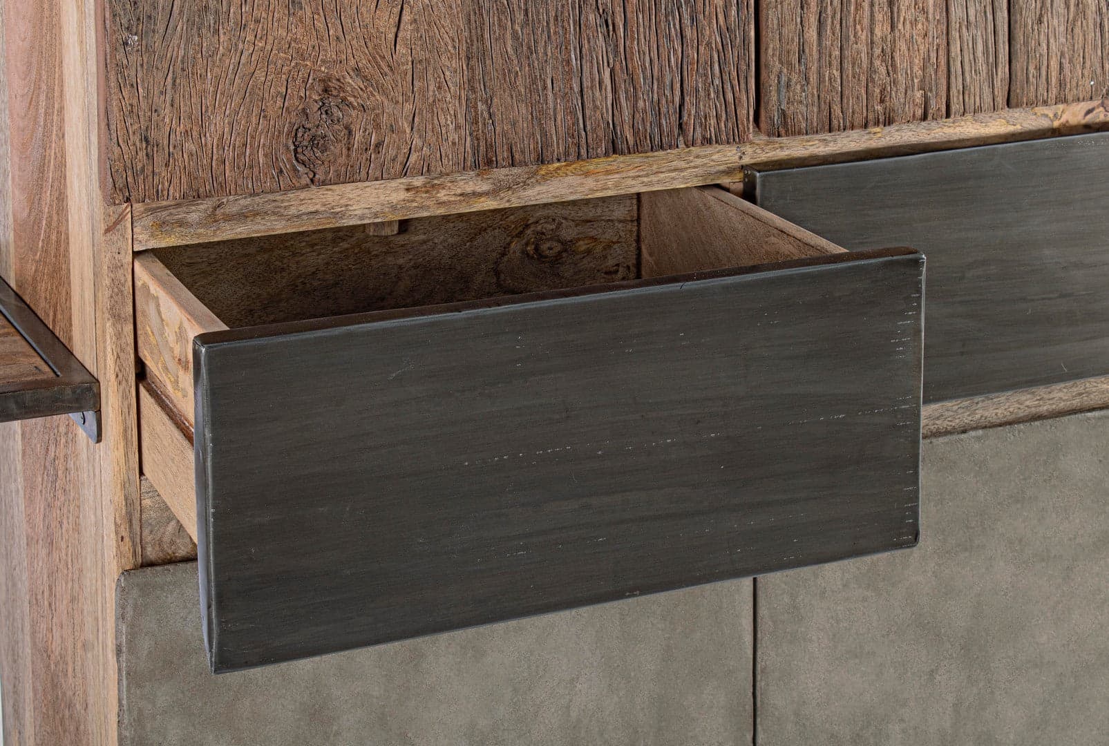 Credenza "Manchester" con struttura in legno di mango e acciaio, cassetti in legno riciclato, stile moderno in Credenze Decor Space - Altamura, commercioVirtuoso.it