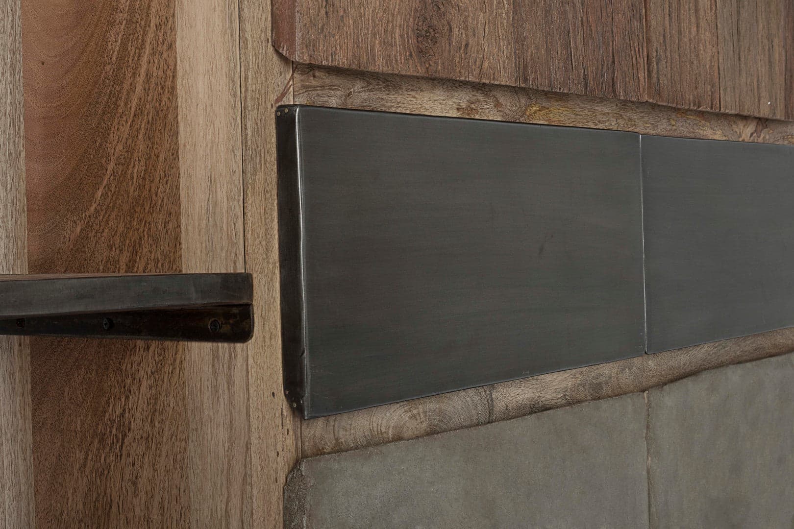 Credenza "Manchester" con struttura in legno di mango e acciaio, cassetti in legno riciclato, stile moderno in Credenze Decor Space - Altamura, commercioVirtuoso.it