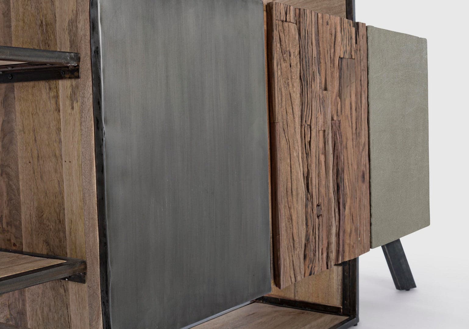 Credenza "Manchester" con struttura in legno di mango e acciaio, cassetti in legno riciclato, stile moderno in Credenze Decor Space - Altamura, commercioVirtuoso.it