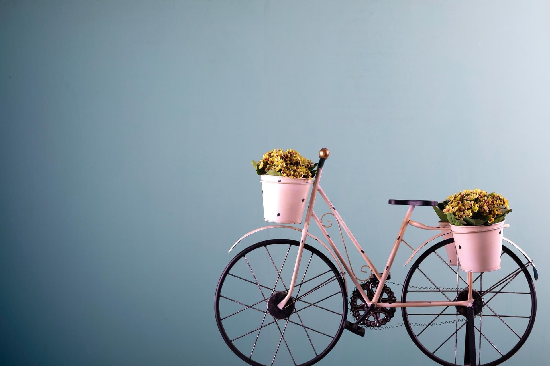 Bicicletta con vasi per fiori e piante decorazione da giardino ed esterno bianco antico da 80 cm in Statue Decor Space - Altamura, commercioVirtuoso.it