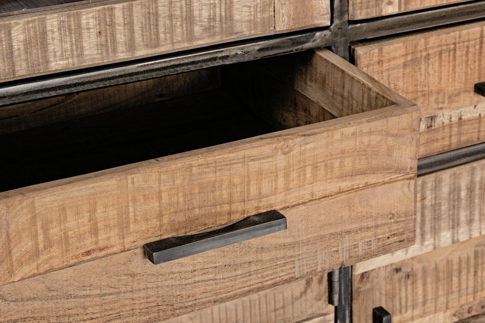 Credenza "Elmer" con struttura in legno di acacia, schienale in compensato, stile moderno in Credenze Decor Space - Altamura, commercioVirtuoso.it